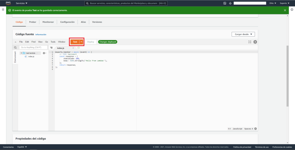 Captura de pantalla de AWS mostrando en el panel de "test-lambda", que el evento de prueba fue creado exitosmanete. En la sección de Código Fuente, se esta remarcando el botón de: "Test".