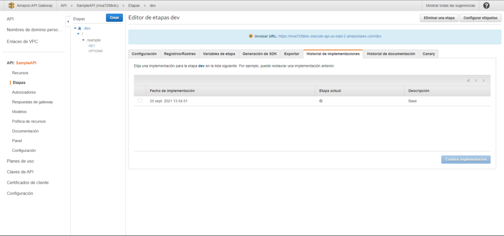 Captura de pantalla mostrando la pestaña de "Hisotrial de implementaciones" de la etapa "dev" en la sección de "Etapas" en las opciones de API "SampleAPI".