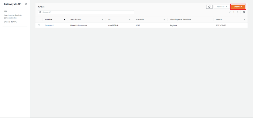 Captura de pantalla del listado de APIs en API Gatewway señanlando el botón superior derecho que dice "Crear API".