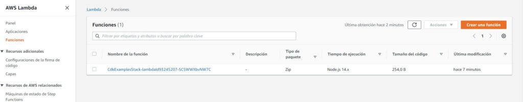 Captura del panel de AWS Lambda mostrando la función creada a través de la terminal.