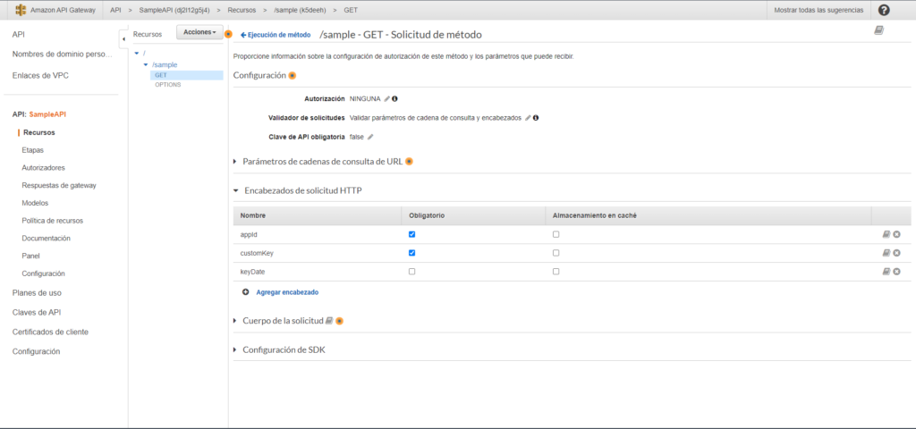 Captura de pantalla mostrando los headers creados dentro de la sección de "Encabezados de solicitud de HTTP" dentro del panel de "Solicitud de método" en el método GET del recurso /sample.
Los headers creados son 2. appID y customKey marcados como obligatorios y keyDate no marcado como obligatorio.