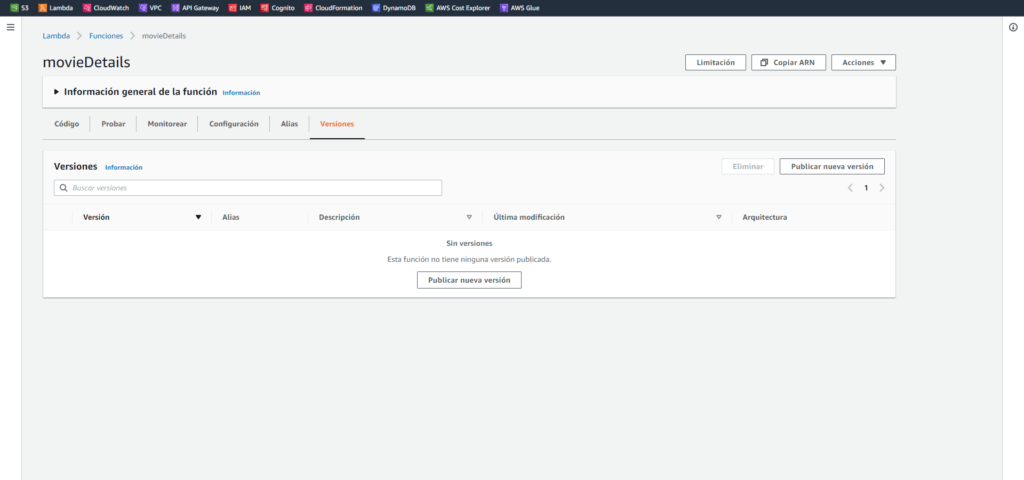 Captura de pantalla mostrando la pestaña de Versiones sin ninguna versión disponible dentro del panel de la función lambda: movieDetails.