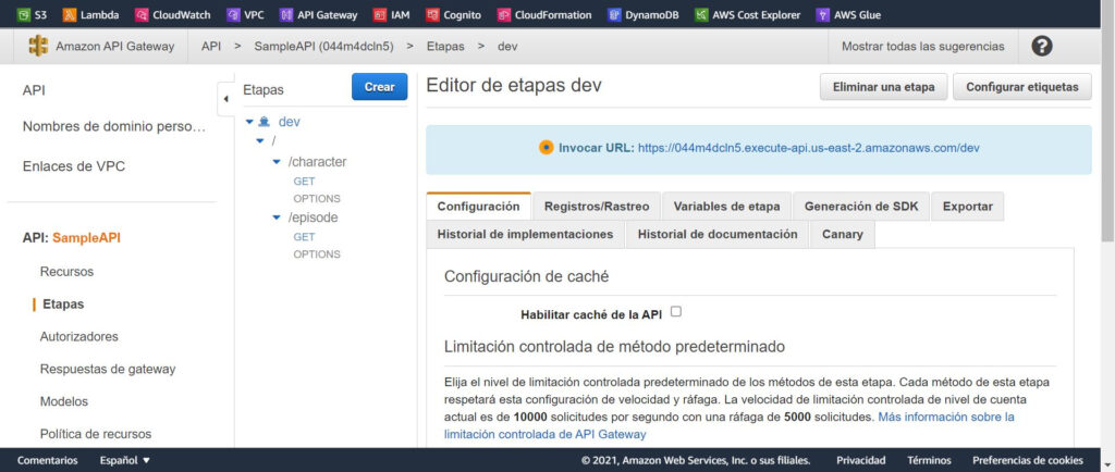 Captura de pantalla mostrando un API creado en API Gateway llamado SampleAPI.  El API tiene una etapa creada llamada "dev" y 2 recursos llamados: "character" y "episode". Ambos con un método GET.